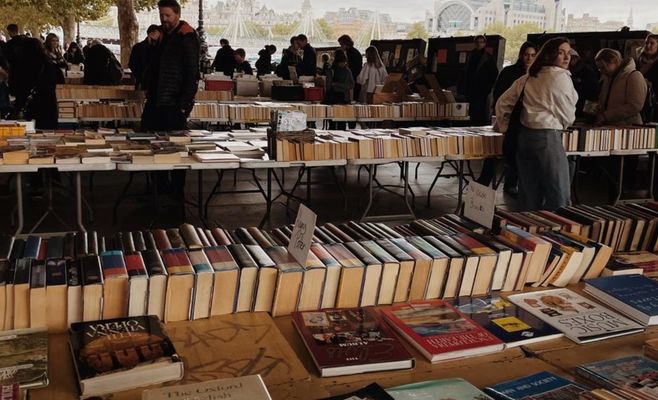 Чешские писатели на Франкфуртской книжной ярмарке носили значки «Культура в опасности»