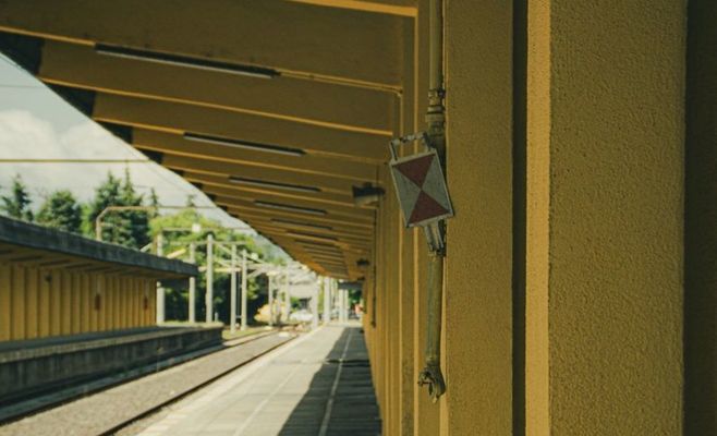 В Праге девочка лет десяти выбежала на пути перед приближающимся поездом