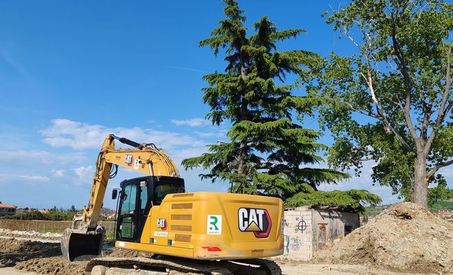 В Праге на Ходове перевернулся экскаватор и заблокировал дорогу