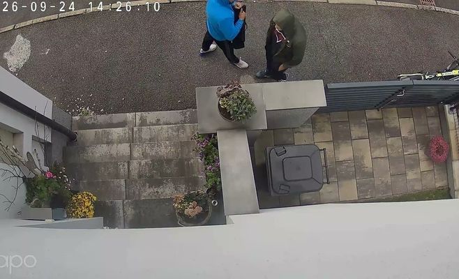 В Полицке двое в капюшонах средь бела дня украли два электровелосипеда