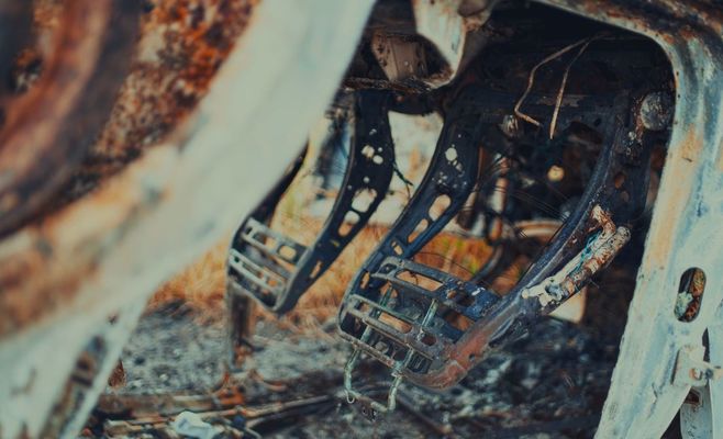 В сгоревшей машине в Словакии нашли тело без головы: следы ведут в Чехию