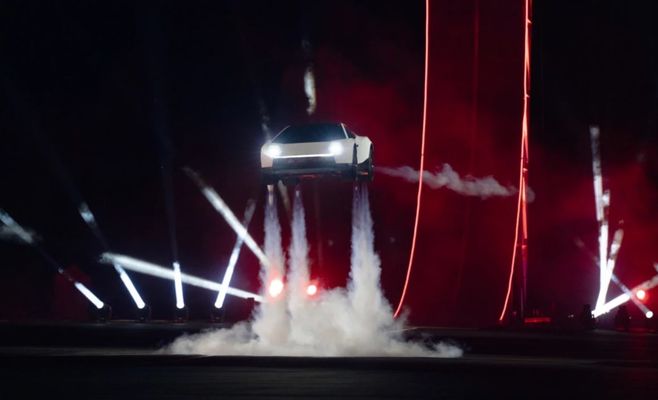 Илон Маск показал Tesla Roadster с ракетными соплами: «Теперь мы засунули ракету в автомобиль»
