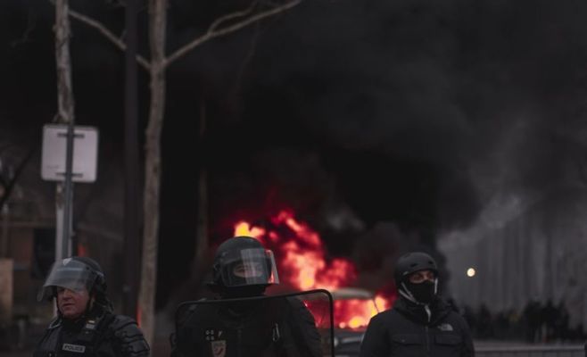 Протесты во Франции переросли в уличные бои: слезоточивый газ, водомёты и поджоги
