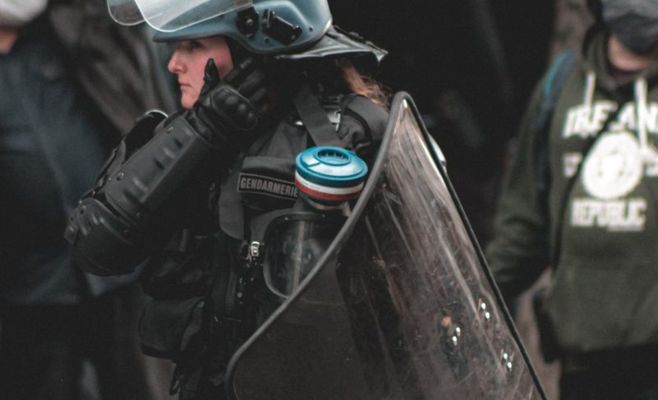 Протесты во Франции: полиция вечером столкнулась с толпой у Елисейского дворца