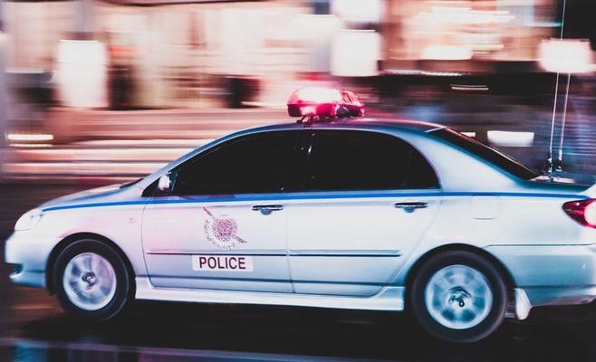 Погоня за подозреваемым в насилии под Дечином закончилась тяжёлой аварией на D8