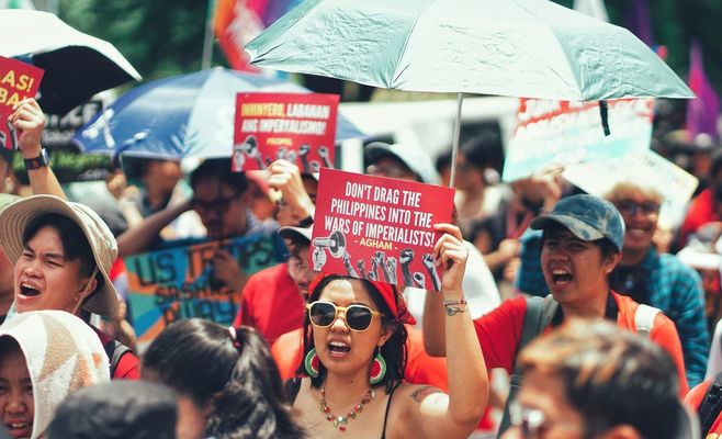 Трамп признался на митинге, что гримируется сам, и упрекнул сенатора Оссоффа в трате денег на макияж