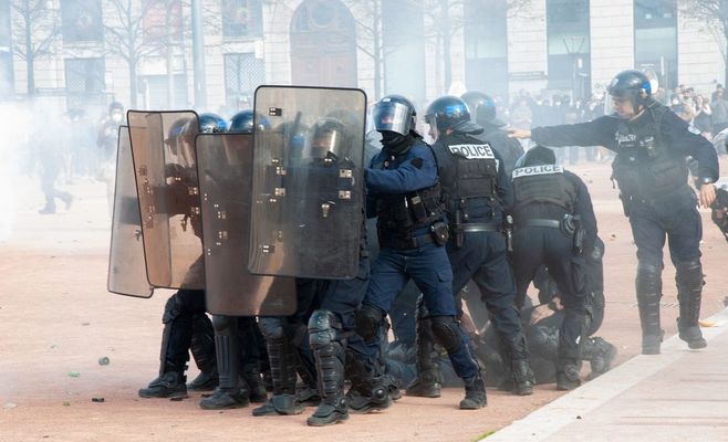 Беспорядки в Милане: погромы у собора, полиция применила слезоточивый газ