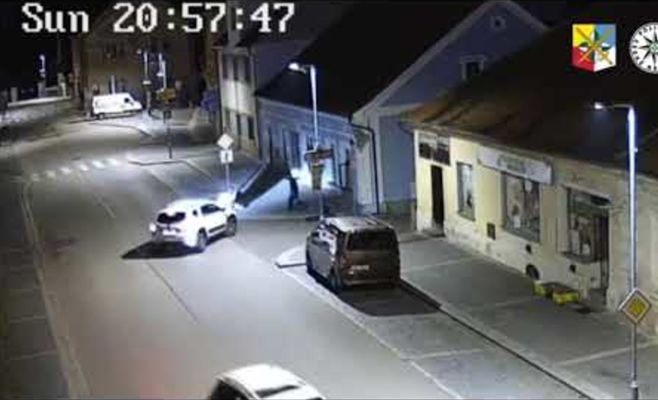 Полиция ищет водителя белого внедорожника после аварии в Прчице