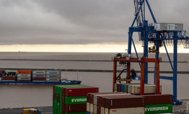 China Posts 4.5 Percent Growth as AI Demand Lifts Exports but Not Shoppers
