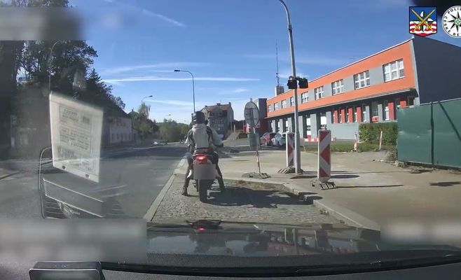 В Карловых Варах пьяный мотоциклист попался полиции при обгоне