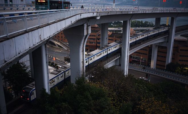 Автобус с 50 детьми застрял под железнодорожным мостом в Праге