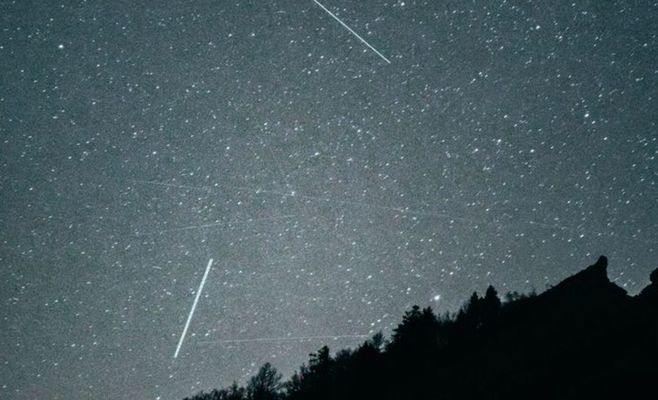 Dust From Halley's Comet Will Streak Across the Sky Despite a Bright Moon
