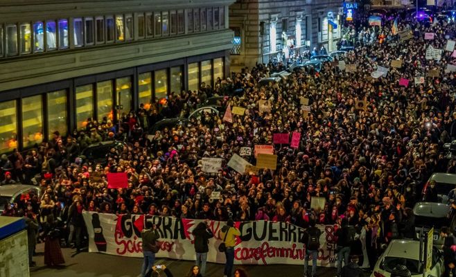 Франция на грани: протесты, рекордные доходности облигаций и риск потери контроля над долгом