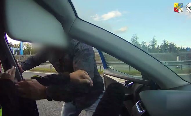 На трассе D6 водитель внедорожника затормозил перед чужим авто и избил женщину