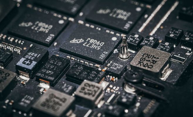 Quantum Chip Learns to Tame Chaos by Checking and Resetting Its Own Qubits