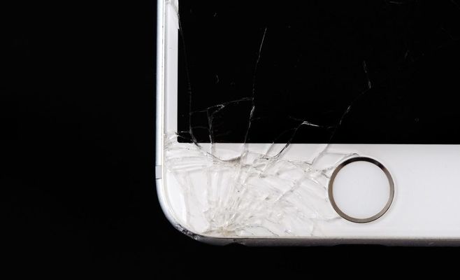 iPhone Duo Owners Report Cracked Screens Along the Hinge on Launch Day