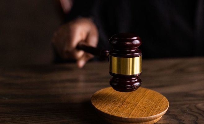 В Праге судят мать, обвиняемую в многолетнем жестоком обращении с четырьмя детьми