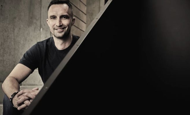 Michal Menšík buys a quarter of Eat Smart: V-Sharp bets on smart food fridges