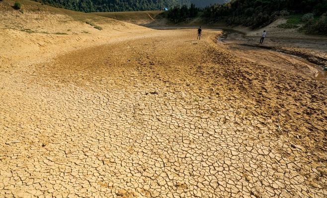 Засуха обнажила дно водохранилища Грахолуски: показался целый довоенный бункер