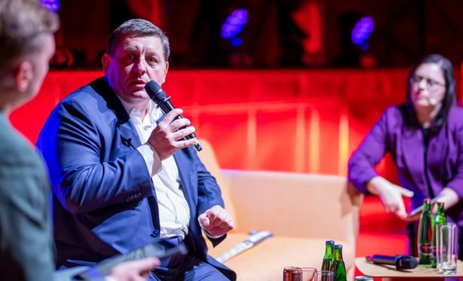 Міхал Стахник вийшов на конференцію з хокейною ключкою: голова чеської Microsoft закликав навчити ШІ звичайних чиновників