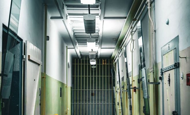 В пльзеньской тюрьме заключённый напал на надзирателей: трое в больнице