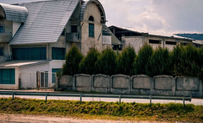 Бетонные заборы вместо живых изгородей: чешские читатели спорят о приватности