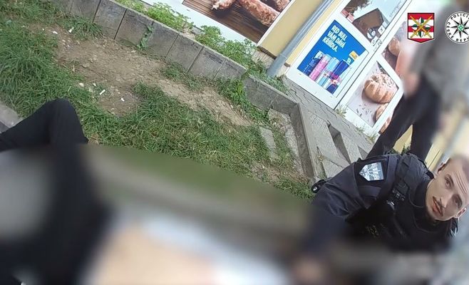 В Брно прохожие и полицейские спасли мужчину без сознания у магазина