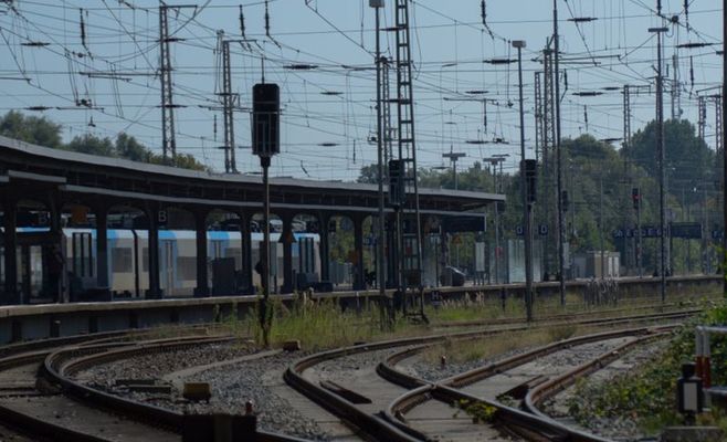 Возле Штернберка поезд сбил человека, движение на линии остановлено