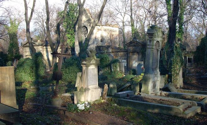 Dušičky 2026 in Prague: Cemetery Hours, Masses and Walks on 2 November