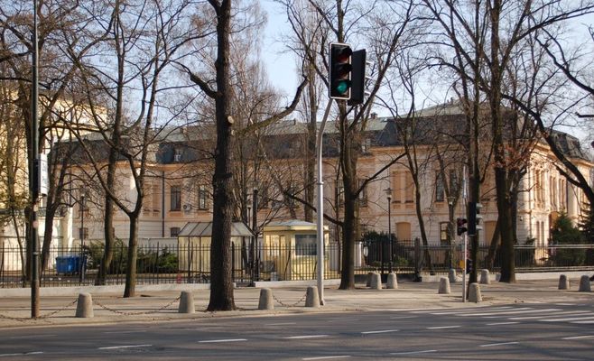 Poland: Police Enter Constitutional Tribunal, Court Chief Suspended, Nawrocki Turns Plane Around