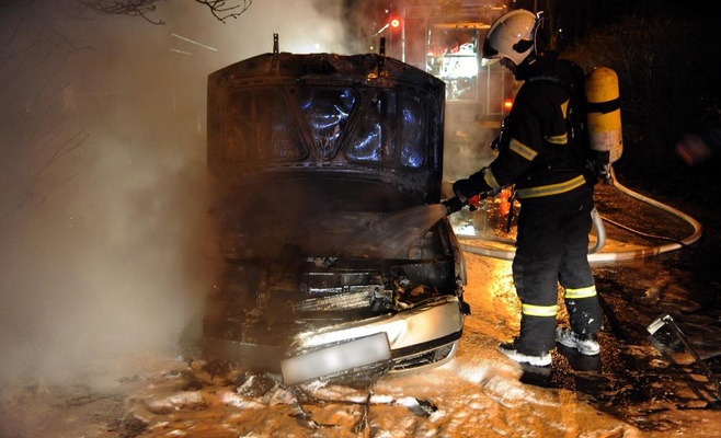 Из-за петард в Праге сгорел автомобиль