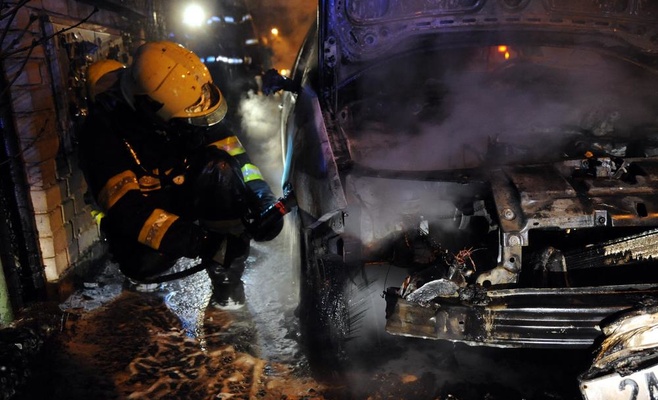 Из-за петард в Праге сгорел автомобиль