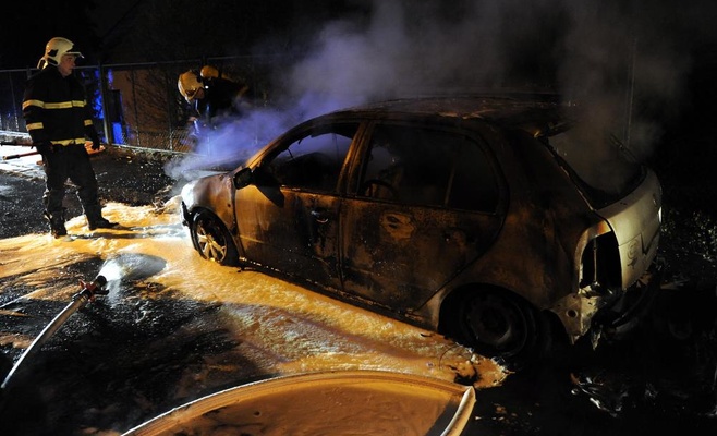 Из-за петард в Праге сгорел автомобиль