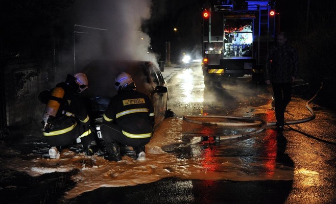 Из-за петард в Праге сгорел автомобиль