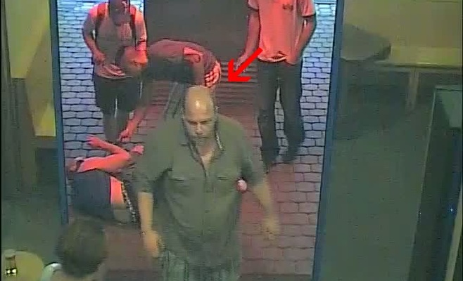Полиция просит о помощи: разыскиваются чехи, избившие посетителя ночного клуба