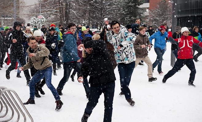 В Праге студенты организовали организовали массовый бой снежками