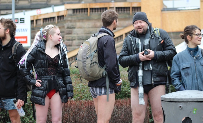 Жители Праги присоединились к мировому флешмобу «В метро без штанов»