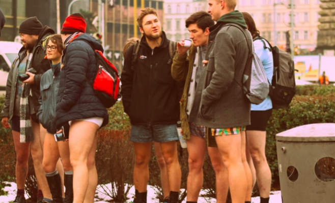 Жители Праги присоединились к мировому флешмобу «В метро без штанов»