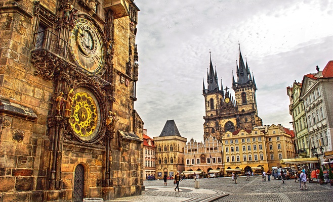 В Праге самоубийца спрыгнул со Староместской ратуши