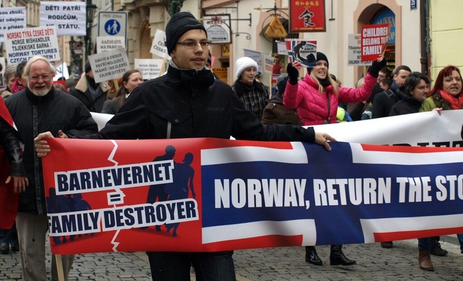 В Праге состоялся протест из-за норвежской соцслужбы, которая отняла детей у чешских граждан