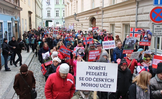 В Праге состоялся протест из-за норвежской соцслужбы, которая отняла детей у чешских граждан