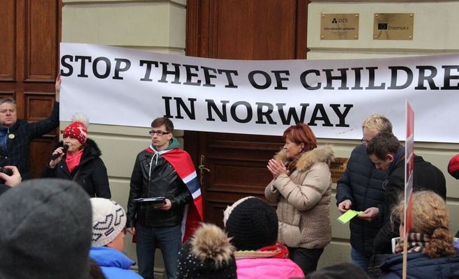 В Праге состоялся протест из-за норвежской соцслужбы, которая отняла детей у чешских граждан