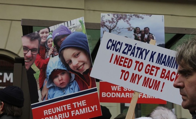 В Праге состоялся протест из-за норвежской соцслужбы, которая отняла детей у чешских граждан