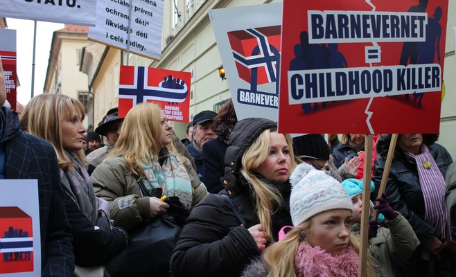 В Праге состоялся протест из-за норвежской соцслужбы, которая отняла детей у чешских граждан