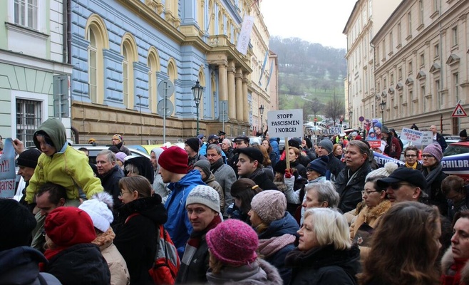 В Праге состоялся протест из-за норвежской соцслужбы, которая отняла детей у чешских граждан