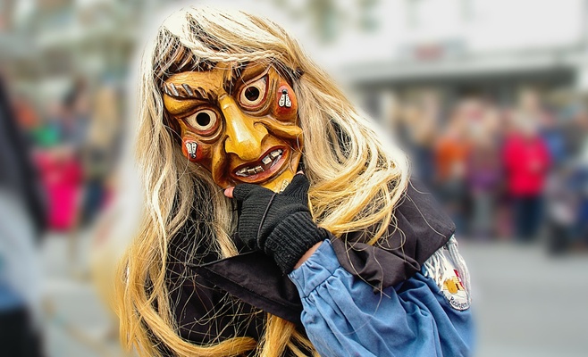 Карнавальное шествие к Хвальскому замку