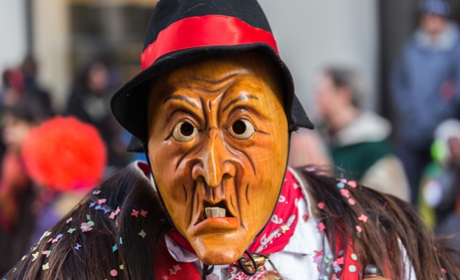 Карнавальное шествие к Хвальскому замку