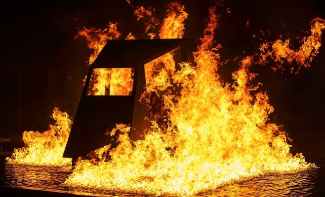 Мощный пожар зафиксирован в районе Виноржа в Праге