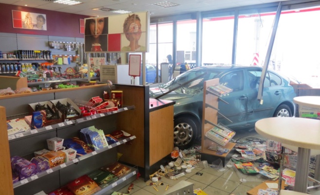 Водитель не успел затормозить и снёс заправочную станцию