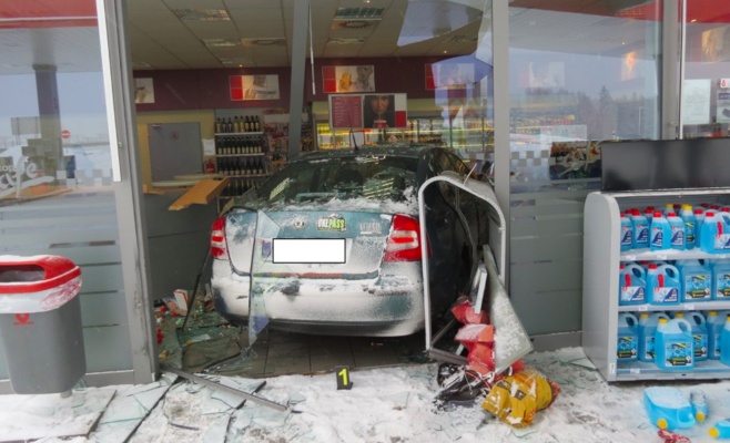 Водитель не успел затормозить и снёс заправочную станцию